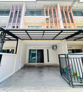 For RentTownhouseRama5, Ratchapruek, Bangkruai : For rent: 3-storey townhouse, next to The Walk Ratchaphruek, near Rama 5 roundabout, near Central Westville, extension in front and back of house, fully furnished, ready to move in