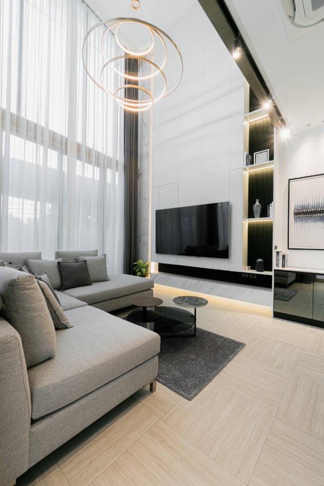 For SaleTownhouseLadprao, Central Ladprao : Install light-filtering film throughout the house, BTS entrance to Soi Lat Phrao 35, Luxury Townhome, 4 floors, 3 bedrooms, 4 bathrooms, 1 fitness room, has an elevator, can park 4 cars.