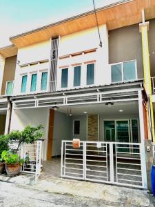 For SaleTownhouseMahachai Samut Sakhon : 2-storey townhouse, Golden Town Village, Rama 2, area 21.2 square wah, 4 bedrooms, Tambon Phanthai Norasing, Mueang Samut Sakhon District, Samut Sakhon Province