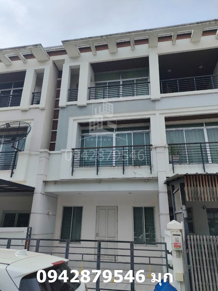 For RentTownhouseKasetsart, Ratchayothin : For rent, Baan Klang Krung The Royal Vienna Ratchavipa - Ratchadaphisek, 3-storey townhouse, 3 bedrooms, 3 bathrooms, 175 square meters, parking for 2 cars