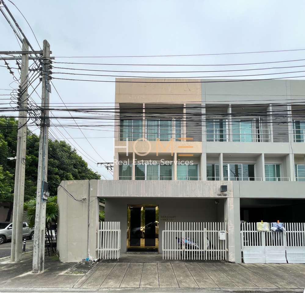 For SaleTownhousePattanakan, Srinakarin : Behind the corner, the front of the house doesn't hit anyone. It's been a while since I've been here. 🔥 Noble Cube Pattanakarn / 3 Bedrooms (SALE), Noble Cube Pattanakarn / 3 Bedrooms (SALE) PALM814