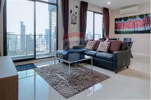 ขายคอนโดพระราม 9 เพชรบุรีตัดใหม่ RCA : Live in Luxury at Villa Asoke: 1 Bedroom Duplex Unit on High Floor Now Available!