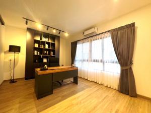 For RentTownhousePattanakan, Srinakarin : Near Rama 9 Expressway, beautiful, as shown in the picture, ready to move in