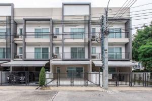 For SaleTownhouseOnnut, Udomsuk : Townhome Baan Klang Muang Sukhumvit 77 / 3 Bedrooms (FOR SALE) TIK526