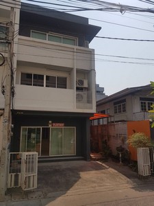 For RentHome OfficeRatchadapisek, Huaikwang, Suttisan : RT885 Home Office for rent, 37 square wah, 3 floors, 250 square meters, 6 rooms, 4 bathrooms, Soi Ratchada 19, near MRT Ratchadaphisek