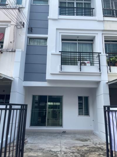 For RentTownhouseKaset Nawamin,Ladplakao : NTG391 Townhouse for rent, Baan Klang Muang, Swisstown, newly renovated, beautiful, some furniture, near the Green Line 