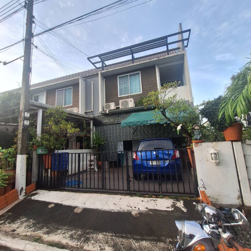 For SaleTownhousePathum Thani,Rangsit, Thammasat : For sale: Townhome, laminate floor on upper floor, tiled floor on lower floor, north-facing front of house (main road), 100 meters from the entrance to the security guard post, The Color, Khlong 4, 100 sq m.