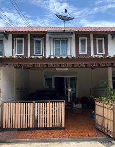 For SaleTownhousePattaya, Bangsaen, Chonburi : Super good price!! Townhouse for sale in Family City Village, Na Pa, Chonburi (Family City Na Pa Chonburi) 21.3 sq m., 3 bedrooms, 2 bathrooms, near Amata Nakorn Industrial Estate