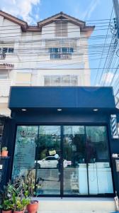 For SaleTownhouseChaengwatana, Muangthong : 📍Urgent sale, 3-storey commercial building, Parinlak Samakkhi Village, Nonthaburi, only 4.9 million, very cheap price, corner house, can open a business or live in, good location, house is at the beginning of the alley, next to the village entrance, in Sa