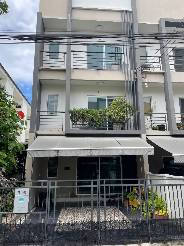 For SaleTownhouseOnnut, Udomsuk : 🏠 3-storey corner house in the city center, best price in the project + free 1 baht of gold! 💰