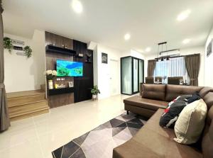 For RentTownhousePattanakan, Srinakarin : New townhome Patio Srinakarin-Rama 9 for rent, 3Bed, fully furnished