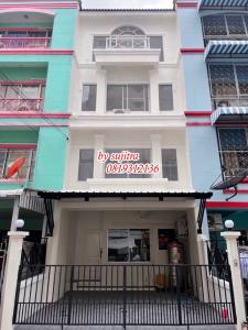 For RentTownhouseOnnut, Udomsuk : For rent: 4-storey townhouse, newly renovated, located at Wachiratham Sathit 8, Sukhumvit 101/1