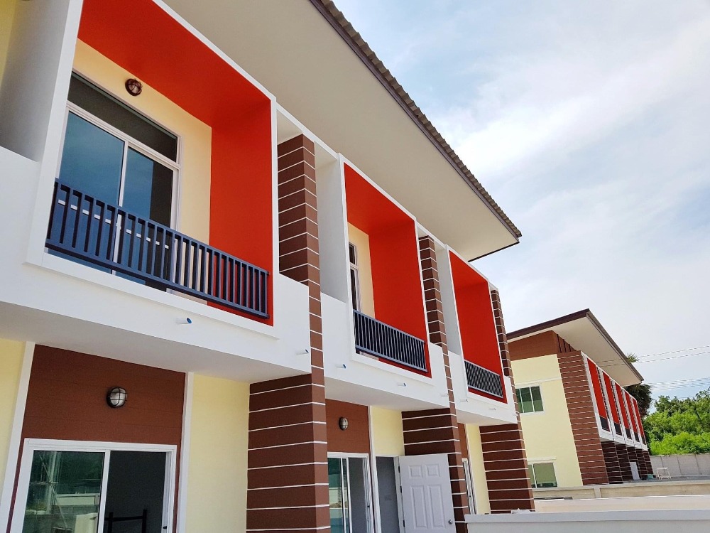 For RentTownhouseRayong : Line: @zimple_asset Modern Townhome for Rent - Ban Chang, Rayong. Located near U-Tapao Airport and Map Ta Phut Industrial Estate, small pets allowed, with short-term monthly leases available.