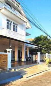 For RentHouseNonthaburi, Bang Yai, Bangbuathong : 5 bedroom house for rent near Central Westgate