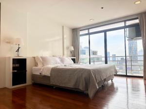 For RentCondoWitthayu, Chidlom, Langsuan, Ploenchit : [[For rent]] Condo near BTS Ratchadamri, Condo The Royal Place 2 (The royal place2)