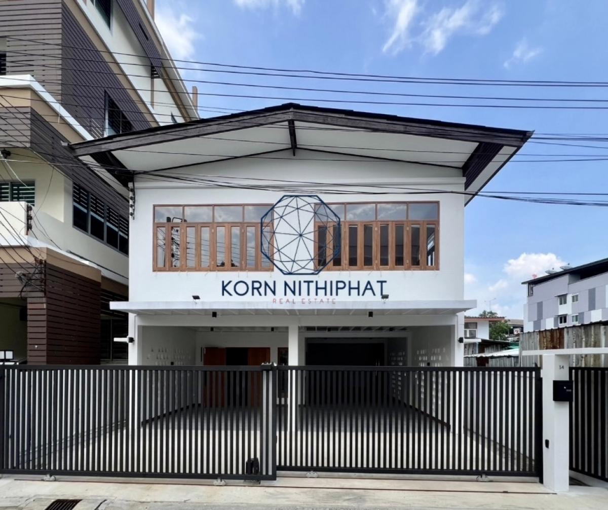 For RentHome OfficeOnnut, Udomsuk : For rent: Home office studio, cozy style, single house, half concrete, half wood, with natural light, located in Soi Sukhumvit 62, 1.2 kilometers from BTS Bang Chak Station, can be rented for business.