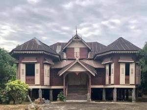 For SaleHouseNan : For sale, Khum Chao Thep Mala, Nan Province #Old house, area 2 rai 1 ngan 28 sq m. #Teak wood throughout the house, price 75 million baht. #Built during the reign of King Rama V.