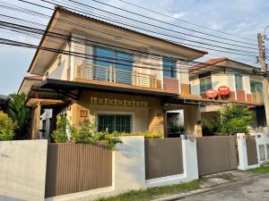 For RentHouseLadkrabang, Suwannaphum Airport : 2-storey house with furniture, beautifully decorated, for rent in Bangna-Bang Phli area, near Lotus Bangna-Trad, only 2.9 km.