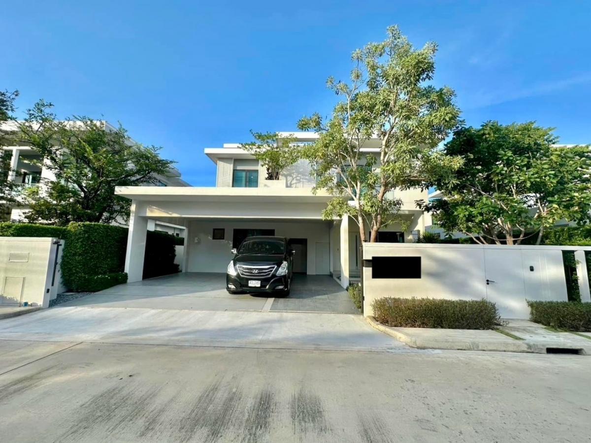 For RentHouseSamut Prakan,Samrong : 🌟For rent: brand new detached house Mantana Bangna KM 15 The detached house is 2 storeys with 4 bedrooms and 5 bathrooms. It is fully furnished and decorated. 🔑 Rental Fee: 160,000 THB/Month