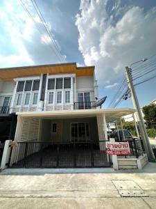 For SaleTownhouseKaset Nawamin,Ladplakao : For sale: 2-storey townhouse, corner unit, Soi Nawamin 42, Soi Prasertmanukit 48, beautifully decorated with built-ins, near expressway, near shopping mall