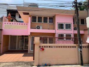 For RentHome OfficeLadprao, Central Ladprao : For rent, Townhome, Lat Phrao Soi 1, near MRT Lat Phrao 400 meters, with parking, suitable for office, studio, online shopping, live broadcast, spa, Aroma massage shop, Men Therapist