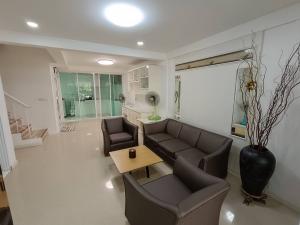 For RentTownhouseBangna, Bearing, Lasalle : For rent: 3-storey townhouse, Supalai Sukhumvit-Srinakarin (Bearing 58), 4 bedrooms, 3 bathrooms