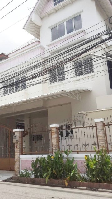 For RentHouseRatchadapisek, Huaikwang, Suttisan : Single house for rent, Suthisan Road, 11 air conditioners, fully furnished, 5 bedrooms, 6 bathrooms, rental price 80,000 baht