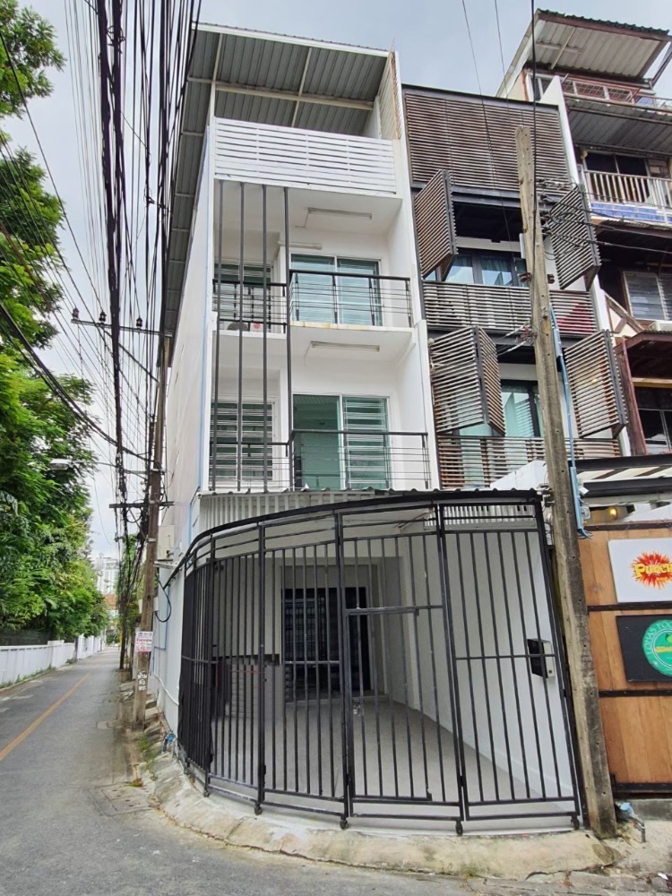 For RentTownhouseSukhumvit, Asoke, Thonglor : Townhouse for rent, corner unit, Sukhumvit 65, near BTS Ekkamai