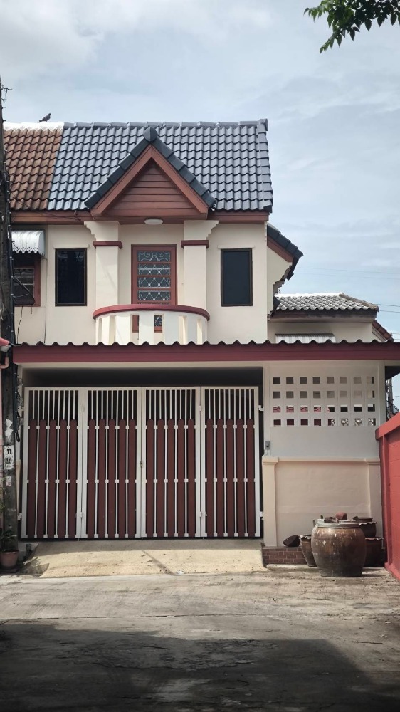 For SaleTownhouseBang kae, Phetkasem : Cheap sale, Townhouse, Pongsirichai Village 4, Petchkasem 81, Nong Khaem, area 25 sq.w., newly renovated, end unit, beautifully decorated, ready to move in, location near The Mall Bang Khae