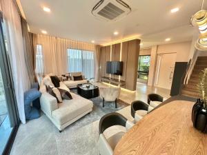 For RentHouseSamut Prakan,Samrong : For rent! Brand new luxury single house, 2 floors, good price, fully furnished, ready to move in today. Tel. 0863692224