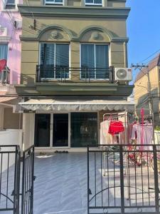 For RentTownhouseOnnut, Udomsuk : HR1870 Townhouse for rent, 3 floors, corner house, Baan Klang Muang Village, Lucerne, Sukhumvit (On Nut 46), convenient transportation