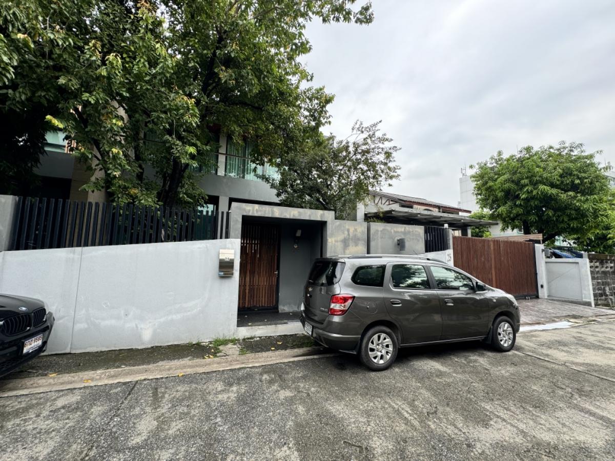 For SaleHouseRatchadapisek, Huaikwang, Suttisan : For sale: 2-storey detached house, modern style, area 123 sq.w., usable area 540 sq.m., Soi Aphasiri, very good location, convenient transportation, near Sutthisan Intersection, MRT Sutthisan, near complete public utilities