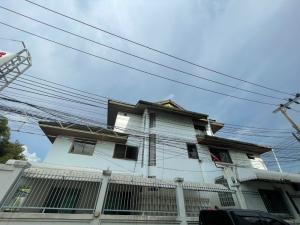 For RentHouseRatchadapisek, Huaikwang, Suttisan : Single house for rent, 3 floors, Suthisan Road, 6 air conditioners, some furniture, 4 bedrooms, 4 bathrooms, 1 large office room, rent price 50,000 baht per month [can register a company]