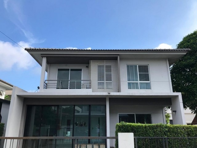 For RentHouseSamut Prakan,Samrong : RHT1904 Single house for rent in Bangna area, near American School of Bangkok, 2 minutes, Siwalee Bangna project, on the main road Bangna-Trad, km.14