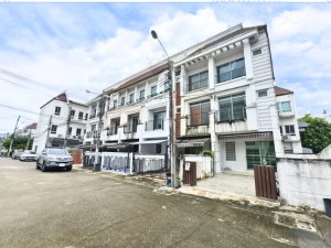 For SaleTownhousePattanakan, Srinakarin : For sale, corner townhouse, 3 bedrooms, 3 bathrooms, Baan Klang Muang Urban Rama 9-Ring Road, on Krungthep Kreetha Road, 10 minutes to the motorway, 28.3 sq.w., lots of parking, good common area