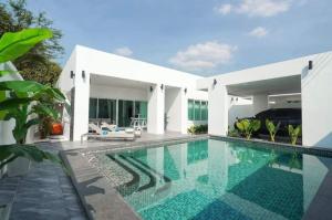 For SaleHousePattaya, Bangsaen, Chonburi : Modern style pool villa for sale