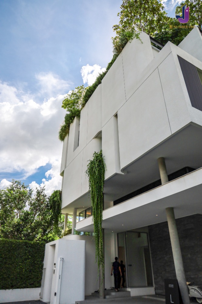 For SaleHousePattanakan, Srinakarin : For sale: Modern luxury house, meticulously designed and decorated, on prime land, Krungthep Kreetha-Rama 9 📌Property code JJ-H193 📌