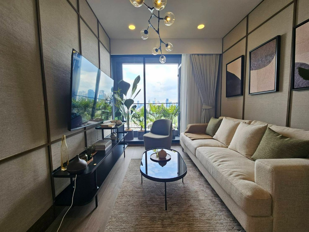 For SaleCondoKhlongtoei, Kluaynamthai : Luxurious condo - Benchakitti Park View !!! 1 Bed 1 Bath The Crown Residences on Rama IV Rd. closed to MRT Klongtoey station Contact : Nokki3z