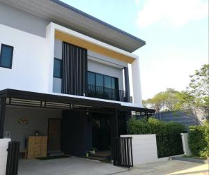 For RentHousePathum Thani,Rangsit, Thammasat : 2-storey detached house, 4 bedrooms, 3 bathrooms, parking for 2 cars, corner house, small garden, next to the club, quiet and comfortable.