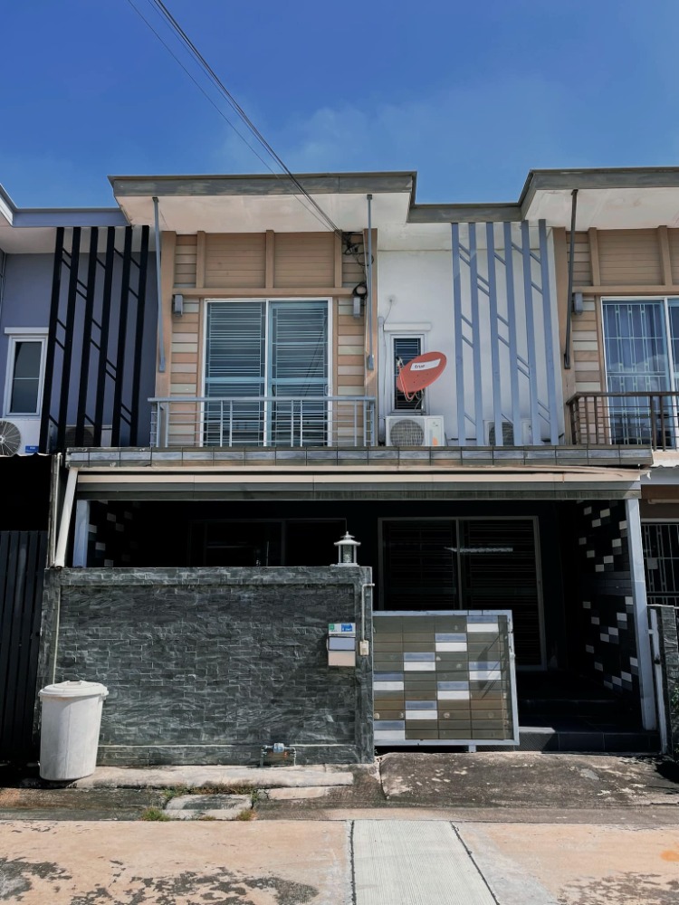 For RentHousePattanakan, Srinakarin : 🏡 House for rent, Pruksa Srinakarin-Bangna, near Mega Bangna, only 5 km. The house is vacant and ready to move in ✅✅ 🐶🐱 Small pets are allowed 🐶🐱