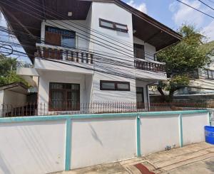 For RentHouseRatchadapisek, Huaikwang, Suttisan : MRT LatPhrao 550m. 4bed MRT Ratchada 250 m. Home office for rent 2-storey house LatPhrao32-38