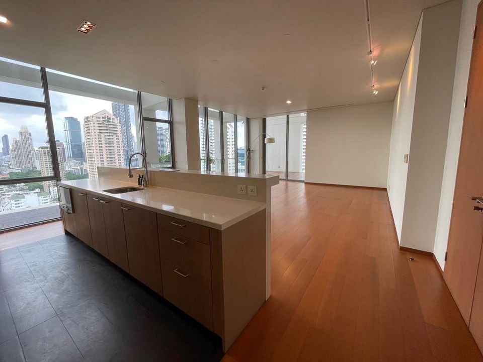 ให้เช่าคอนโดสาทร นราธิวาส : 3 bedroom condo in Sathorn: potential location answer every need