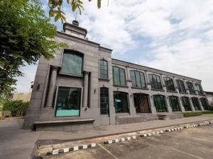 For RentShowroomPhutthamonthon, Salaya : For rent: 2-storey showroom building on Phutthamonthon Sai 4 Road, Sam Phran, Nakhon Pathom, prime location