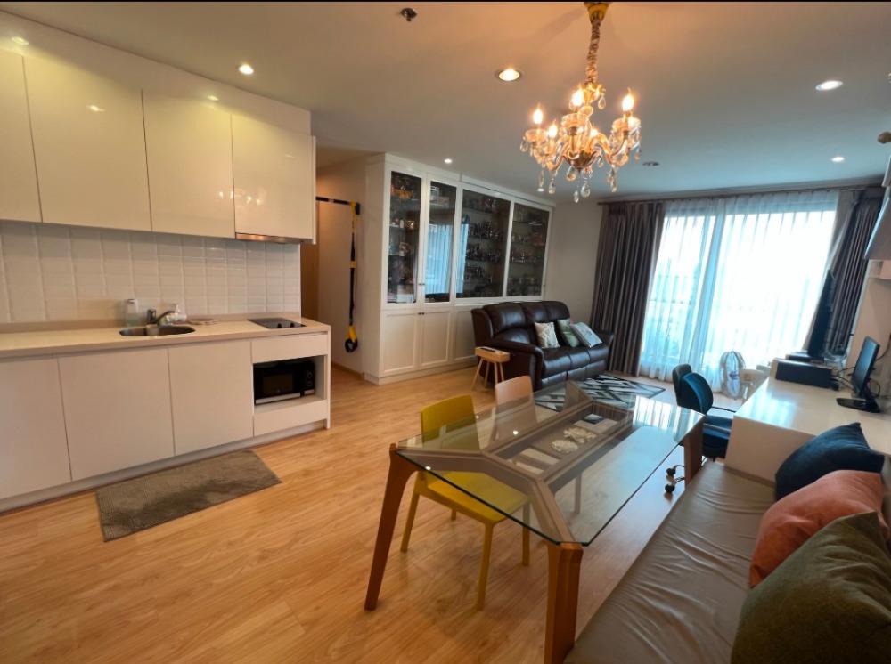 ขายคอนโดสุขุมวิท อโศก ทองหล่อ : Corner unit with 2 bedroom: Good condo, close to amenities.