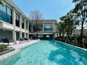 For SaleTownhouseOnnut, Udomsuk : Cherkun Sukhumvit 77 (Townhouse near MRT Srinakarin 38, only 1 km.) Price 5.19 million and many free gifts