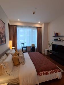 ให้เช่าคอนโดวิทยุ ชิดลม หลังสวน : For rent condo Q LANGSUAN  2 Bed fix parking (S03-1907)