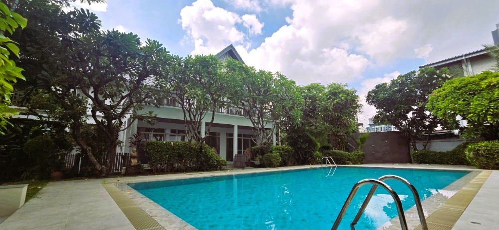 For RentHouseSukhumvit, Asoke, Thonglor : Newly Renovated 4-Bedroom Single House with swimming pool in Ekkamai亿卡迈泳池别墅出租，4房独栋别墅！