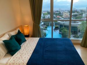 For RentCondoRatchadapisek, Huaikwang, Suttisan : For rent Rhythm Ratchada near MRT Ratchada, the room is beautiful and exactly as advertised. You can see the swimming pool view and it comes at a great price of only 16,000 ❗