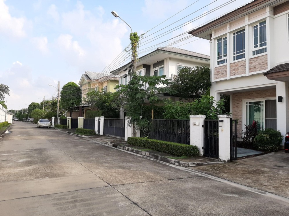 For RentHousePattanakan, Srinakarin : Mantana Village, Rama 9 - Srinakarin, exit onto Ramkhamhaeng Road 60 and Krungthep Kreetha Soi 7, very good location.