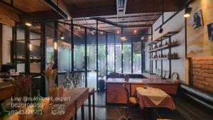 For LeaseholdRetailSukhumvit, Asoke, Thonglor : Asoke Montri, Restaurant business for sale due to the owner wanting to retire and return to live abroad. All equipment is in good condition and ready to use. The new tenant can start the business immediately.